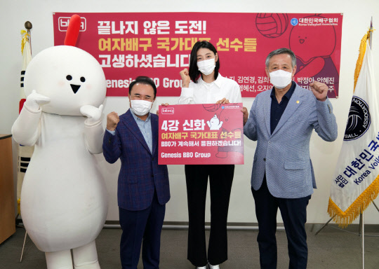 '배구황제' 김연경이 제너시스 BBQ의 모델로 선정됐다. 사진은 기념촬영 중인 (왼쪽부터) 윤홍근 제너시스BBQ 회장, 김연경 선수, 오한남 대한배구협회장. <제너시스BBQ 제공>